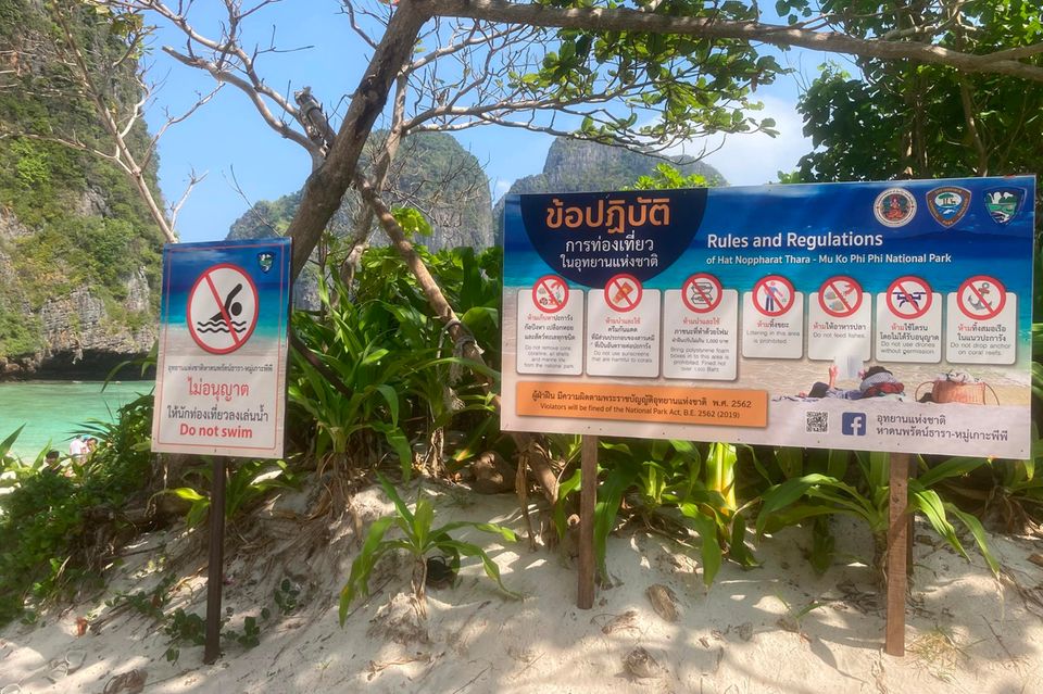 Schild mit Regeln an der Thailändischen Bucht Maya Bay auf Phi Phi Leh