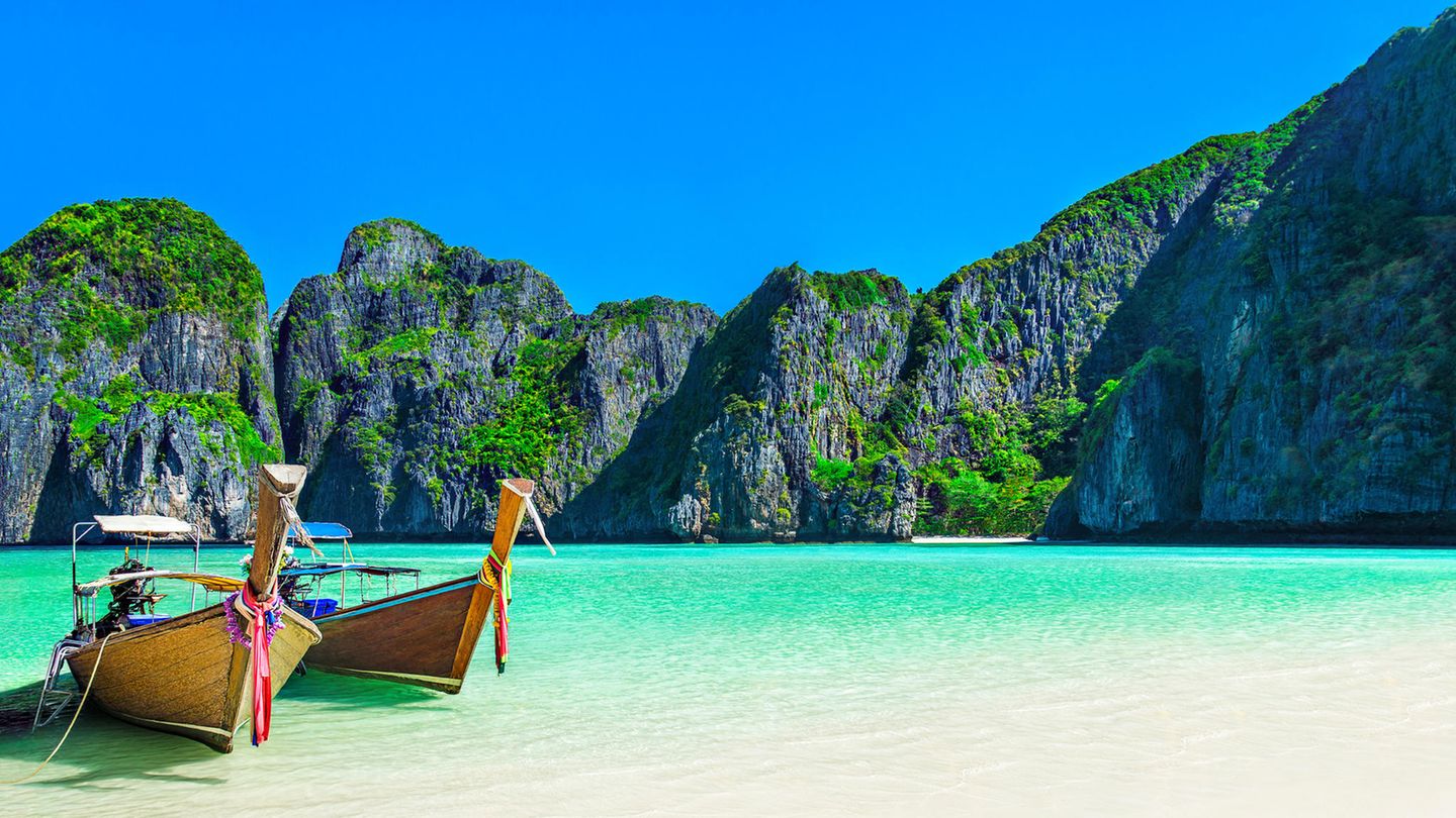 Blick auf die menschenleere thailändische Bucht Maya Bay.