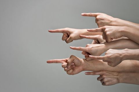 Hände zeigen mit dem Zeigefinger in eine Richtung