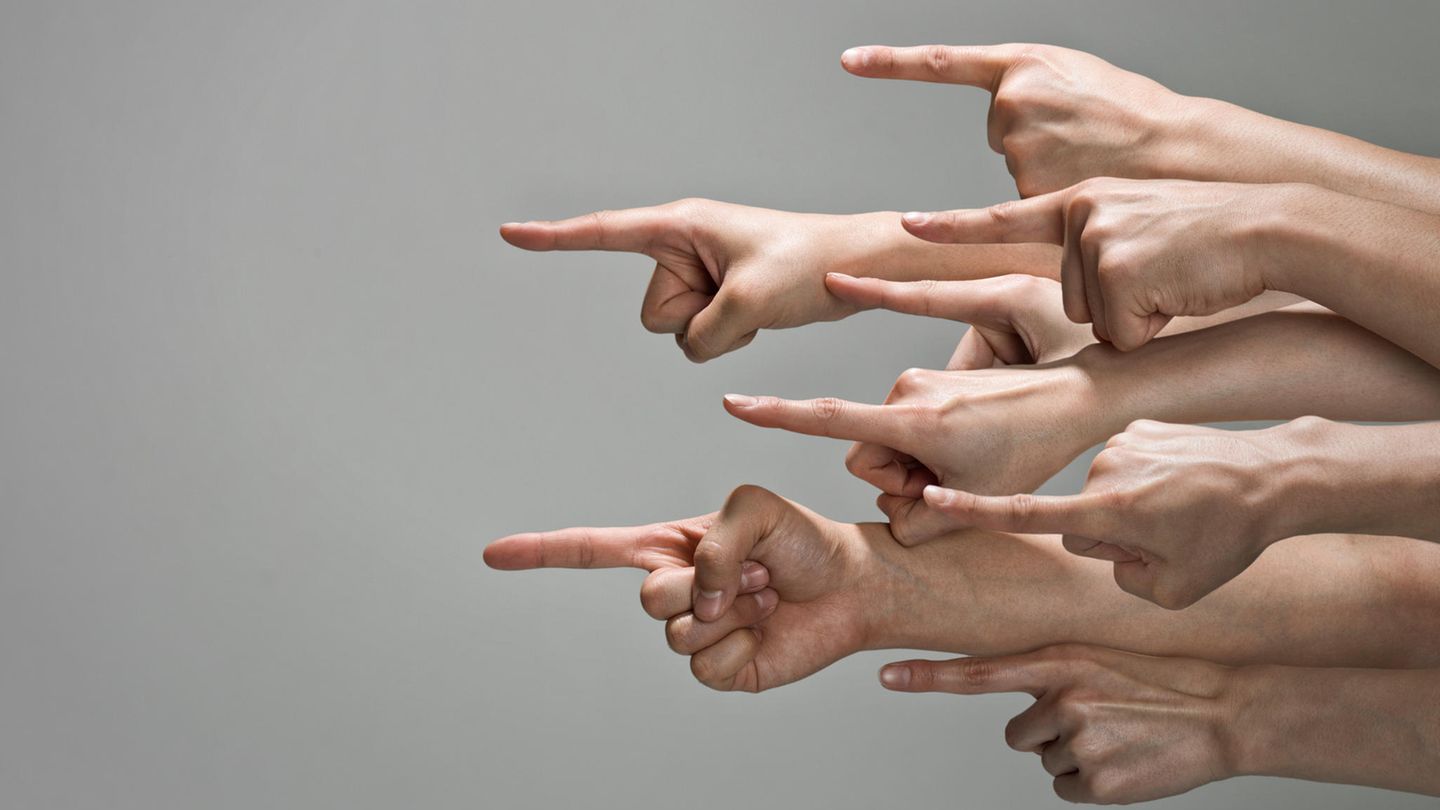 Hände zeigen mit dem Zeigefinger in eine Richtung