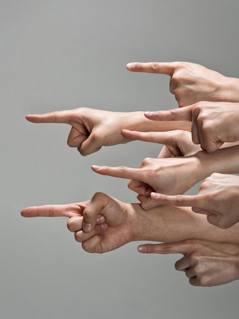 Hände zeigen mit dem Zeigefinger in eine Richtung