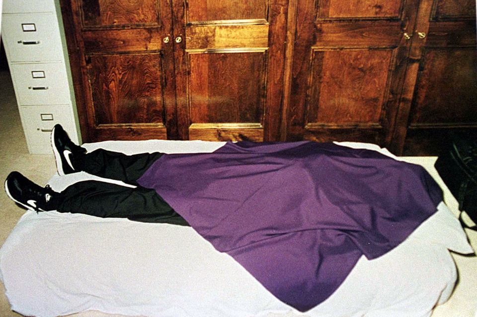 Violettes Tuch und Nike-Turnschuhe: Die 39 Mitglieder der Sekte "Heaven's Gate" haben ihren Suizid 1997 sorgfältig geplant