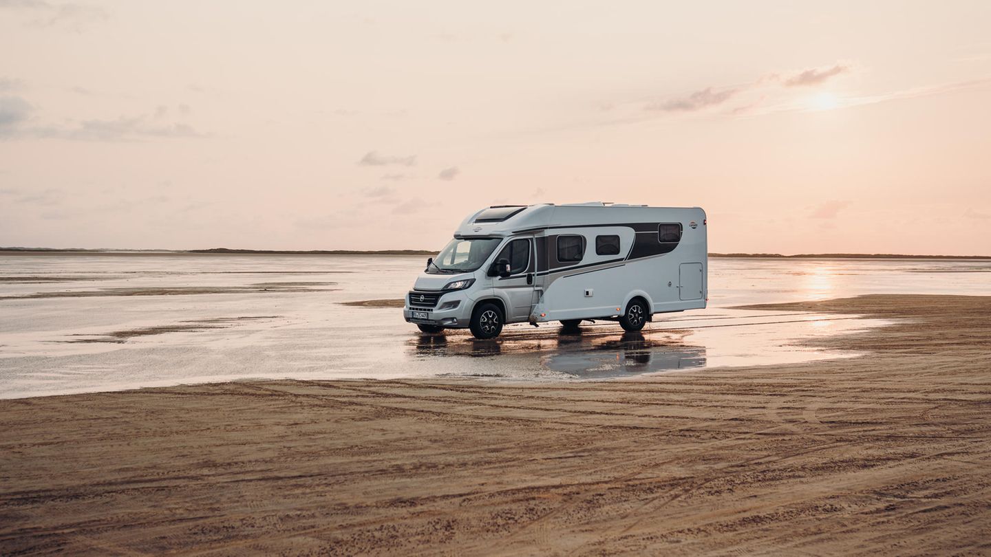 Camper steht auf einem weitläufigen Strand