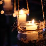 Hängendes altes Glas, in dem ein Windlicht drin ist