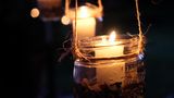 Hängendes altes Glas, in dem ein Windlicht drin ist