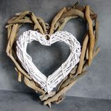 Zwei Herzen aus Treibholz