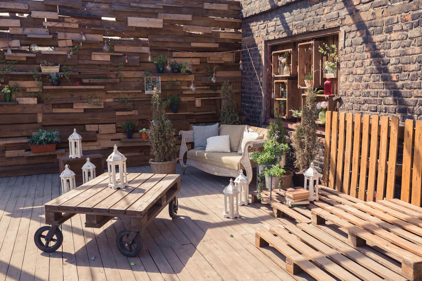 Palettentisch auf der Terrasse
