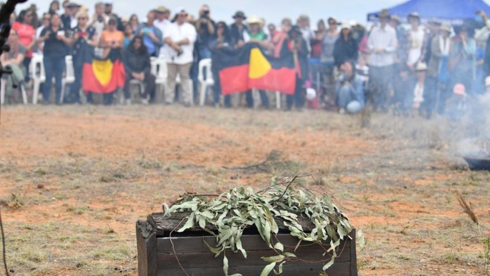 Der Sarg mit den Überresten eines 42.000 Jahre alten australischen Ureinwohners (Archivbild). Foto: Perry Duffin/AAP/dpa Sarg