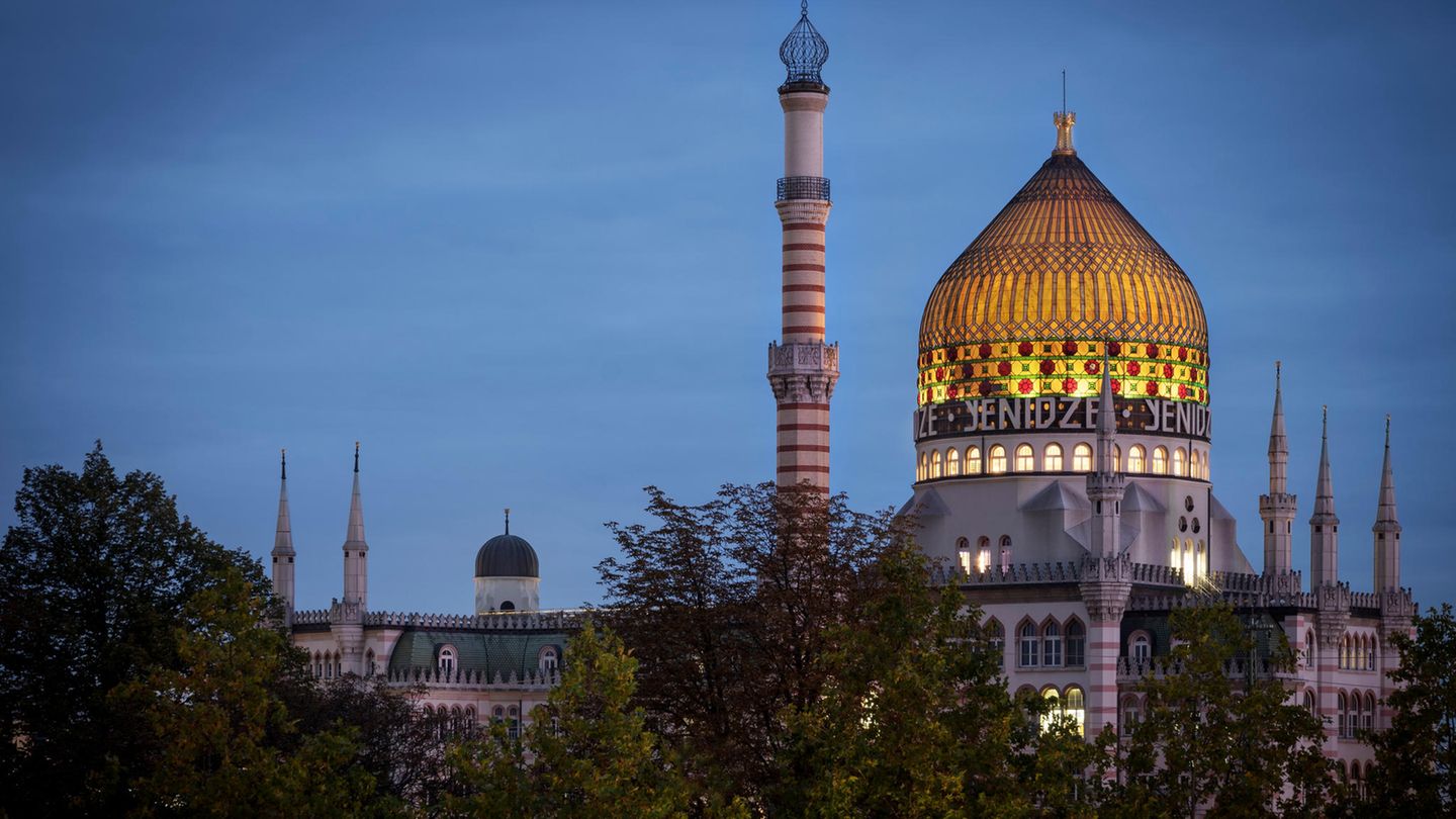 Zigarettenfabrik Yenidze, Dresden Ein architektonisches Märchen aus 1001 Nacht: Jeder, der die prächtige Kuppel und das Minarett bei Nacht über der Stadt leuchten sieht, ist ganz verzaubert von dem Bau, der eigentlich "nur" für die Produktion von Zigaretten errichtet wurde. Die Yenidze steht für die traditionelle Zigarettenindustrie von Sachsens Elbmetropole.
