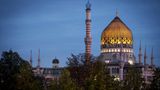 Ein architektonisches Märchen aus 1001 Nacht: Jeder, der die prächtige Kuppel und das Minarett bei Nacht über der Stadt leuchten sieht, ist ganz verzaubert von dem Bau, der eigentlich "nur" für die Produktion von Zigaretten errichtet wurde. Die Yenidze steht für die traditionelle Zigarettenindustrie von Sachsens Elbmetropole.