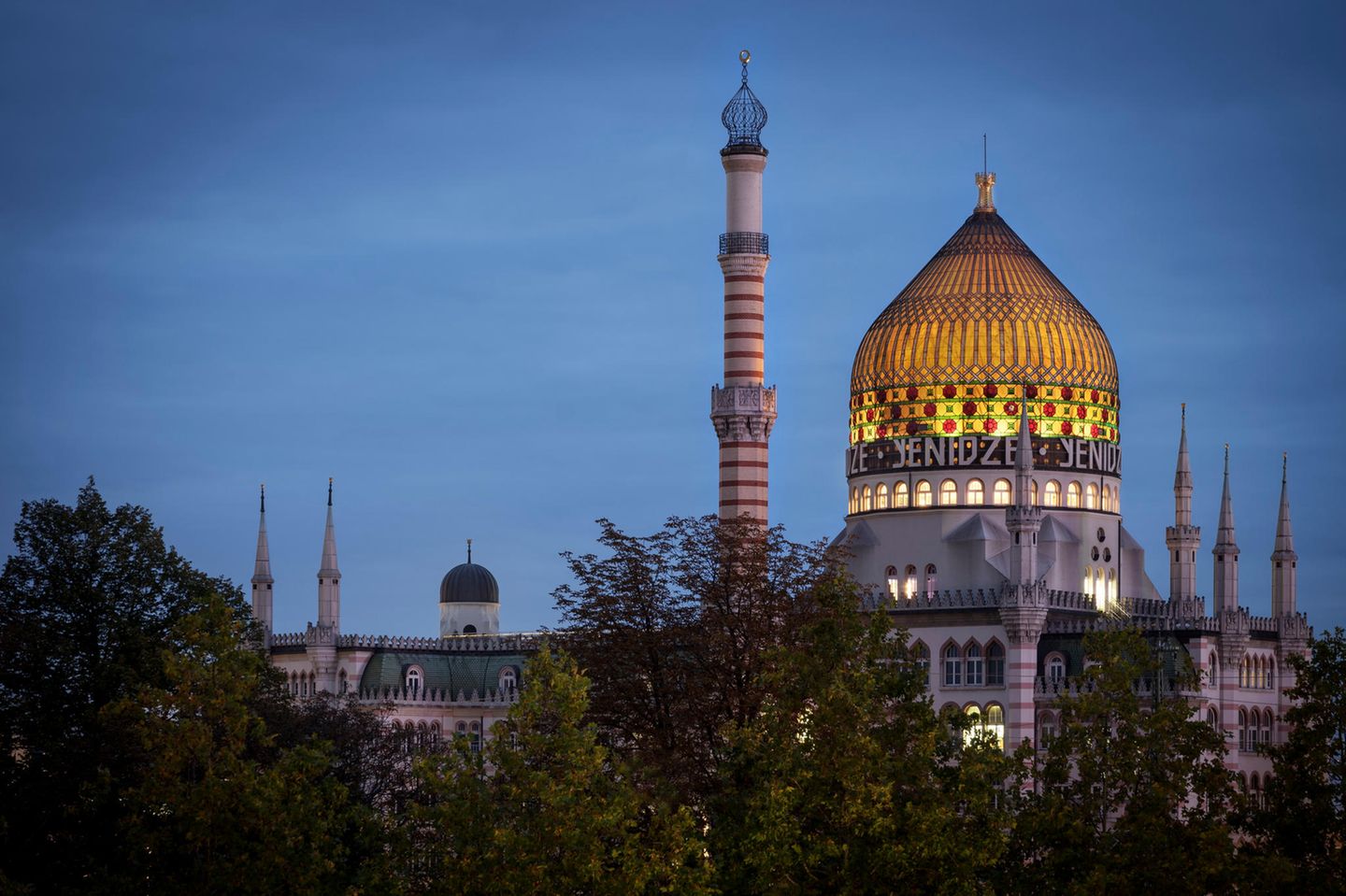 Zigarettenfabrik Yenidze, Dresden Ein architektonisches Märchen aus 1001 Nacht: Jeder, der die prächtige Kuppel und das Minarett bei Nacht über der Stadt leuchten sieht, ist ganz verzaubert von dem Bau, der eigentlich "nur" für die Produktion von Zigaretten errichtet wurde. Die Yenidze steht für die traditionelle Zigarettenindustrie von Sachsens Elbmetropole.