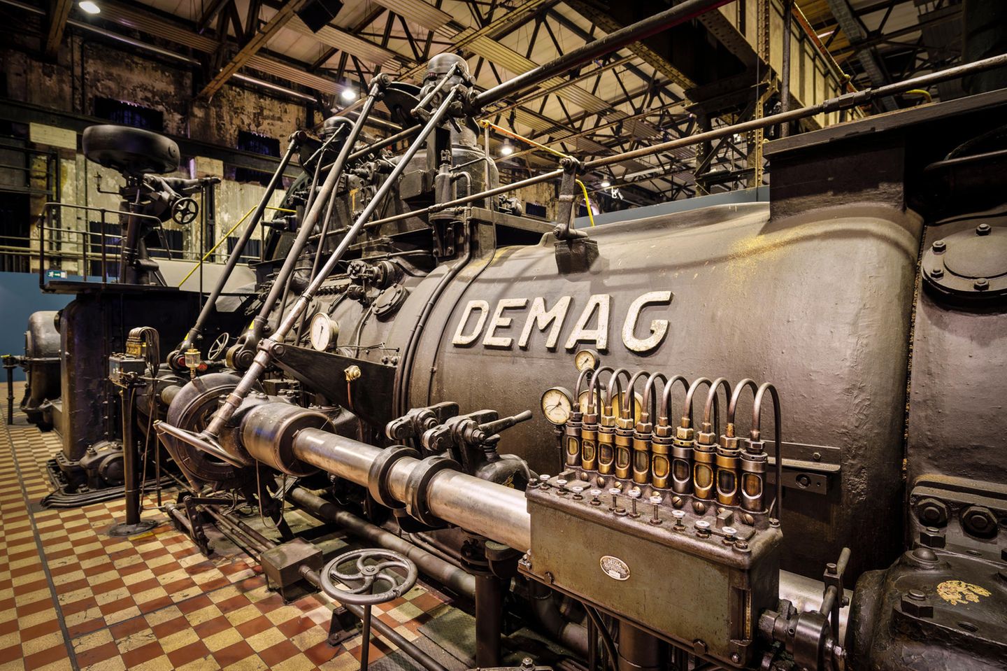Völklinger Hütte, Völklingen Der 1914 von dem Maschinenbauunternehmen Demag gebaute Gichtgasmotor hatte eine Leistung von 2710 PS und trieb in der Gebläsehalle die Lüfter für die Hochöfen an. Die viel leistungsfähigeren Gasmotoren ersetzten die zuvor genutzten Dampfmaschinen.