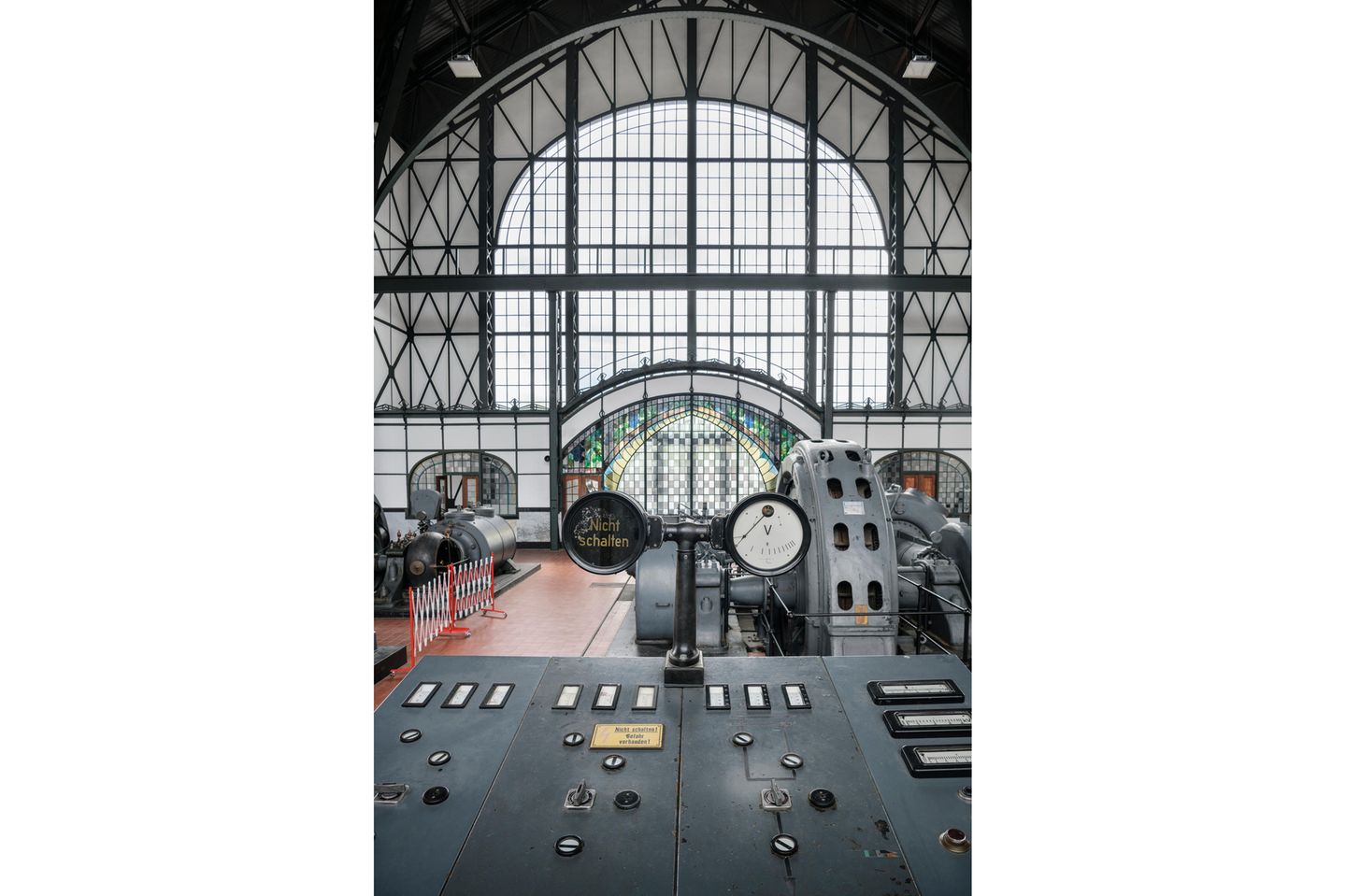 Zeche Zollern, Dortmund Eine aufwendige architektonische Gestaltung und die moderne technische Ausstattung machten Zollern zur Musterzeche. Ihre Maschinenhalle von 1902/03 markiert mit ihrer funktionalen Stahlfachwerkkonstruktion den Beginn der modernen Industriearchitektur im Deutschen Reich. In der lichtdurchfluteten Maschinenhalle waren alle Maschinen installiert, die der Zechenbetrieb mitsamt zweier Fördertürme erforderte. Sie wurden über eine Instrumenten- und Schaltwand (mit Jugendstil-Uhr) gesteuert.