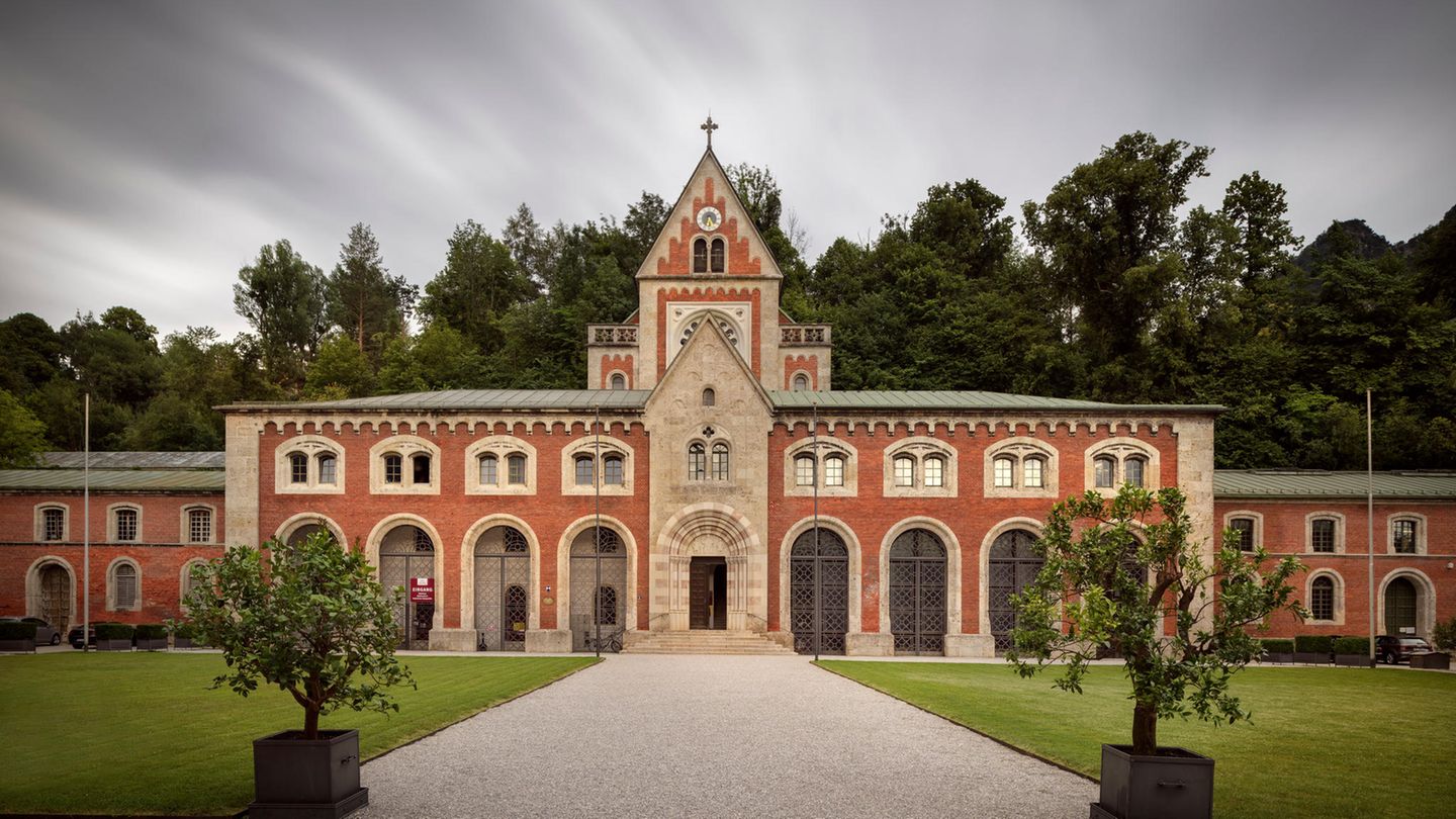 Alte Saline, Bad Reichenhall Das Hauptbrunnhaus der Alten Saline mit der aufgesetzten Kapelle setzt ein prunkvolles Zeichen für den Reichtum der Region durch die jahrhundertealte Gewinnung von Salz, dem weißen Gold. Stationen über und unter Tage zeigen den Weg des Salzes von den Solequellen bis zur Salzproduktion.