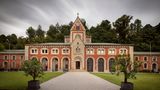 Das Hauptbrunnhaus der Alten Saline mit der aufgesetzten Kapelle setzt ein prunkvolles Zeichen für den Reichtum der Region durch die jahrhundertealte Gewinnung von Salz, dem weißen Gold. Stationen über und unter Tage zeigen den Weg des Salzes von den Solequellen bis zur Salzproduktion.