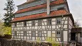  Die Faszination des Mediums Papier und seine handwerkliche Fertigung von der vorindustriellen Zeit bis in die Gegenwart führt die Papiermühle in Franken an originalen Maschinen vor. Unter dem dreistufigen Walmdach des Fachwerkgebäudes hängen auch heute die handgeschöpften Papierbögen zum Trocknen.