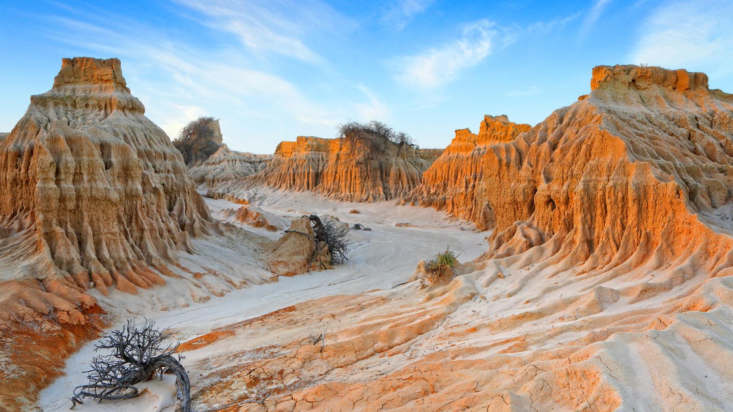 Die Gebeine von einigen der ältesten bekannten Menschen werden auf traditionelle Weise in der Region des ausgetrockneten Lake Mungo beigesetzt
