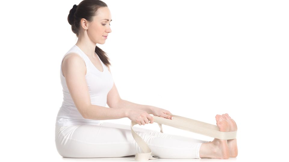 Vorbeuge im Sitzen mit Yogagurt Vorbeuge im Sitzen mit Yogagurt