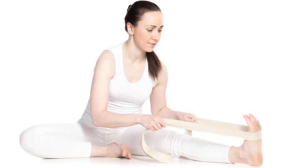 Kopf-Knie-Haltung mit Yogagurt Kopf-Knie-Haltung mit Yogagurt