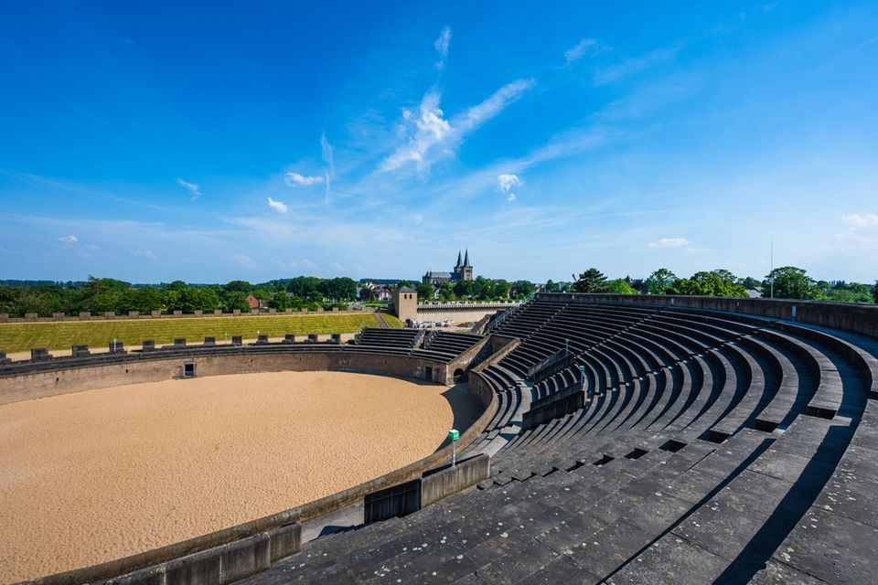 Blick vom römischen Amphitheater im Archäologiepark Xanten