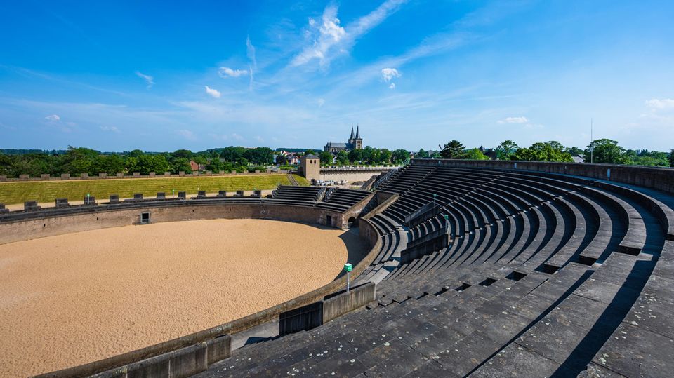Blick vom römischen Amphitheater im Archäologiepark Xanten Blick vom römischen Amphitheater im Archäologiepark Xanten