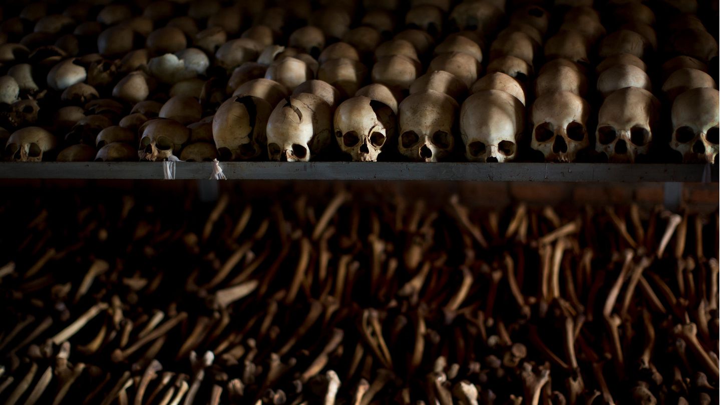 Zum Gedenken, aber auch als Mahnmal werden in Ruanda die Schädel und Knochen der Opfer des Genozids 1994 ausgestellt