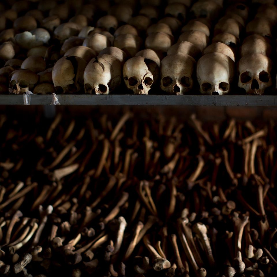 Zum Gedenken, aber auch als Mahnmal werden in Ruanda die Schädel und Knochen der Opfer des Genozids 1994 ausgestellt