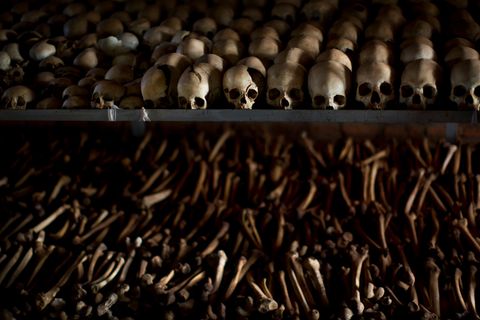 Zum Gedenken, aber auch als Mahnmal werden in Ruanda die Schädel und Knochen der Opfer des Genozids 1994 ausgestellt