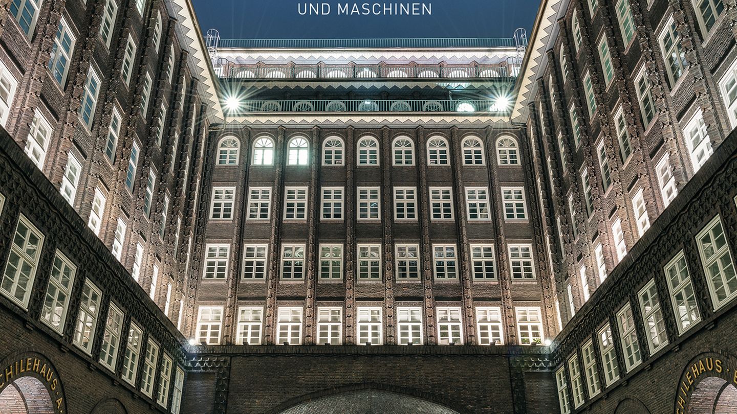 Historische Fotografien: Günther Bayerl ist selbstständiger Fotograf mit Schwerpunkt Architektur und Landschaftsfotografie. Bei Frederking und Thaler ist sein Buch "Welterbe" über die deutschen UNESCO-Welterbestätten erschienen. Um das industrielle Erbe Deutschlands für das vorliegende Buch ins rechte Licht zu setzen, begab er sich auf eine fotografische Spurensuche kreuz und quer durch ganz Deutschland. Günther Bayerl ist selbstständiger Fotograf mit Schwerpunkt Architektur und Landschaftsfotografie. Bei Frederking und Thaler ist sein Buch "Welterbe" über die deutschen UNESCO-Welterbestätten erschienen. Um das industrielle Erbe Deutschlands für das vorliegende Buch ins rechte Licht zu setzen, begab er sich auf eine fotografische Spurensuche kreuz und quer durch ganz Deutschland.