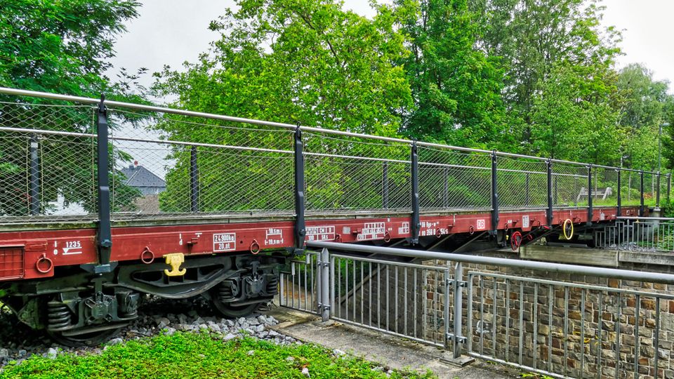 Radweg-Brücke in Form eines Waggons in Heiligenhaus Radweg-Brücke in Form eines Waggons in Heiligenhaus