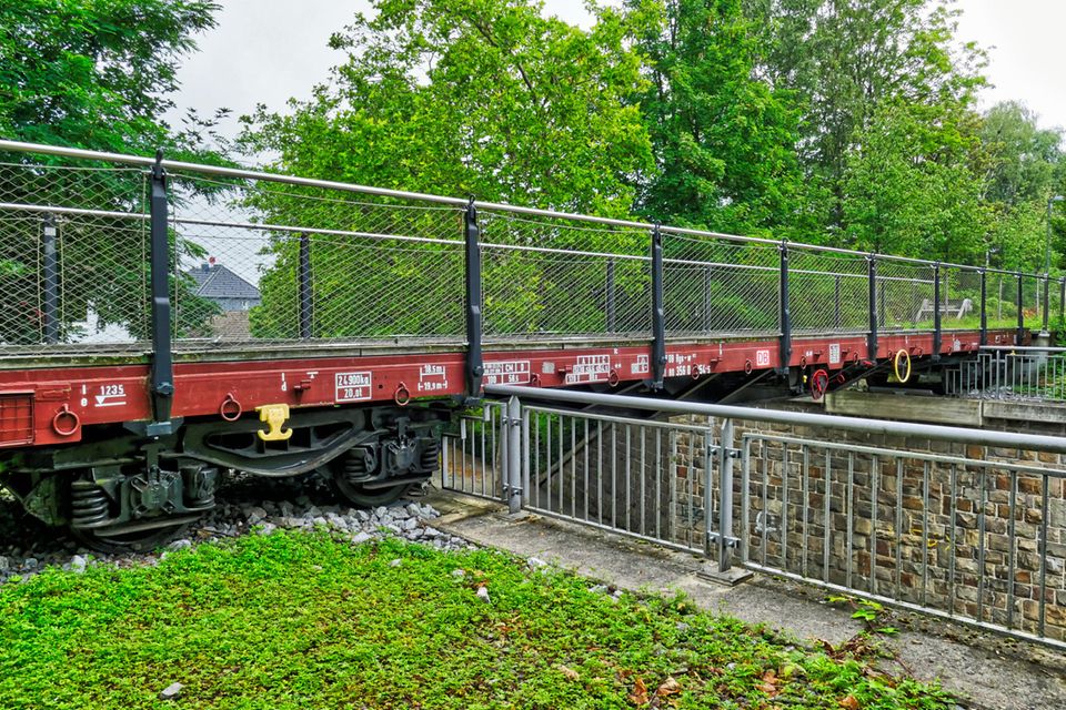 Radweg-Brücke in Form eines Waggons in Heiligenhaus
