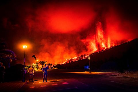 Am 19. September 2021 öffnete sich der Boden auf La Palma. Lava spritzte, eine Wolke aus Asche und Gas stieg in den Himmel über der Kanareninsel. Wie hier in Jedey hofften alle Bewohner, dass der Feuerberg bald zur Ruhe kommen würde