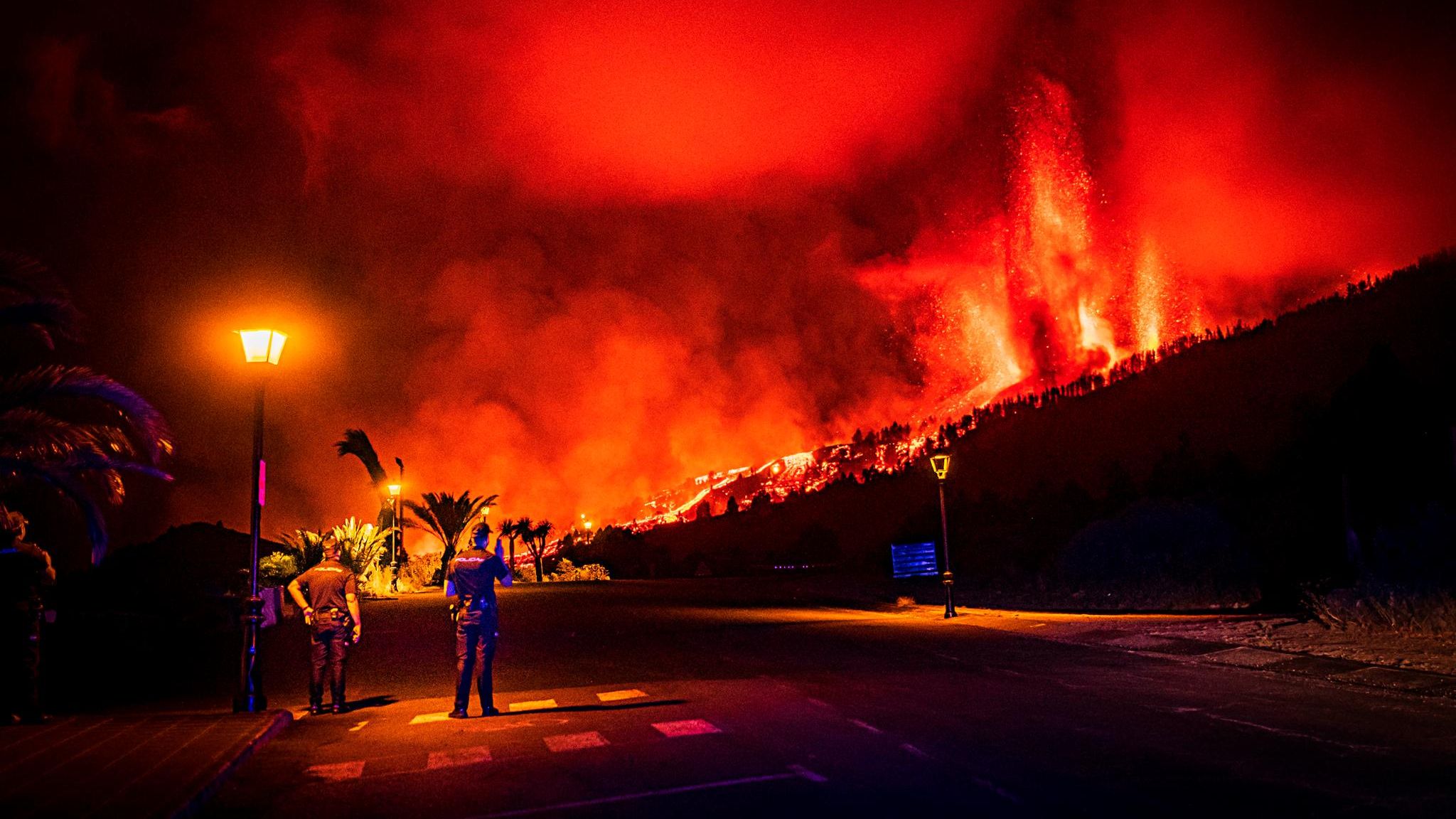 Am 19. September 2021 öffnete sich der Boden auf La Palma. Lava spritzte, eine Wolke aus Asche und Gas stieg in den Himmel über der Kanareninsel. Wie hier in Jedey hofften alle Bewohner, dass der Feuerberg bald zur Ruhe kommen würde