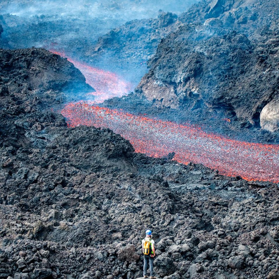 Selbst auf Vulkanologen wirkt dieser Anblick apokalyptisch: Bis zu 60 Meter dick ist die schroffe Decke aus Lava, die sich vom Vulkankegel bis hinunter zum Meer erstreckt. Und über Wochen floss der Glutstrom immer weiter