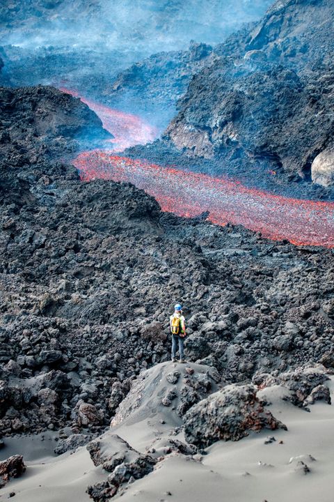 Selbst auf Vulkanologen wirkt dieser Anblick apokalyptisch: Bis zu 60 Meter dick ist die schroffe Decke aus Lava, die sich vom Vulkankegel bis hinunter zum Meer erstreckt. Und über Wochen floss der Glutstrom immer weiter
