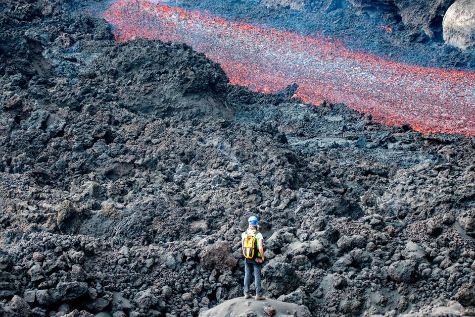 Selbst auf Vulkanologen wirkt dieser Anblick apokalyptisch: Bis zu 60 Meter dick ist die schroffe Decke aus Lava, die sich vom Vulkankegel bis hinunter zum Meer erstreckt. Und über Wochen floss der Glutstrom immer weiter