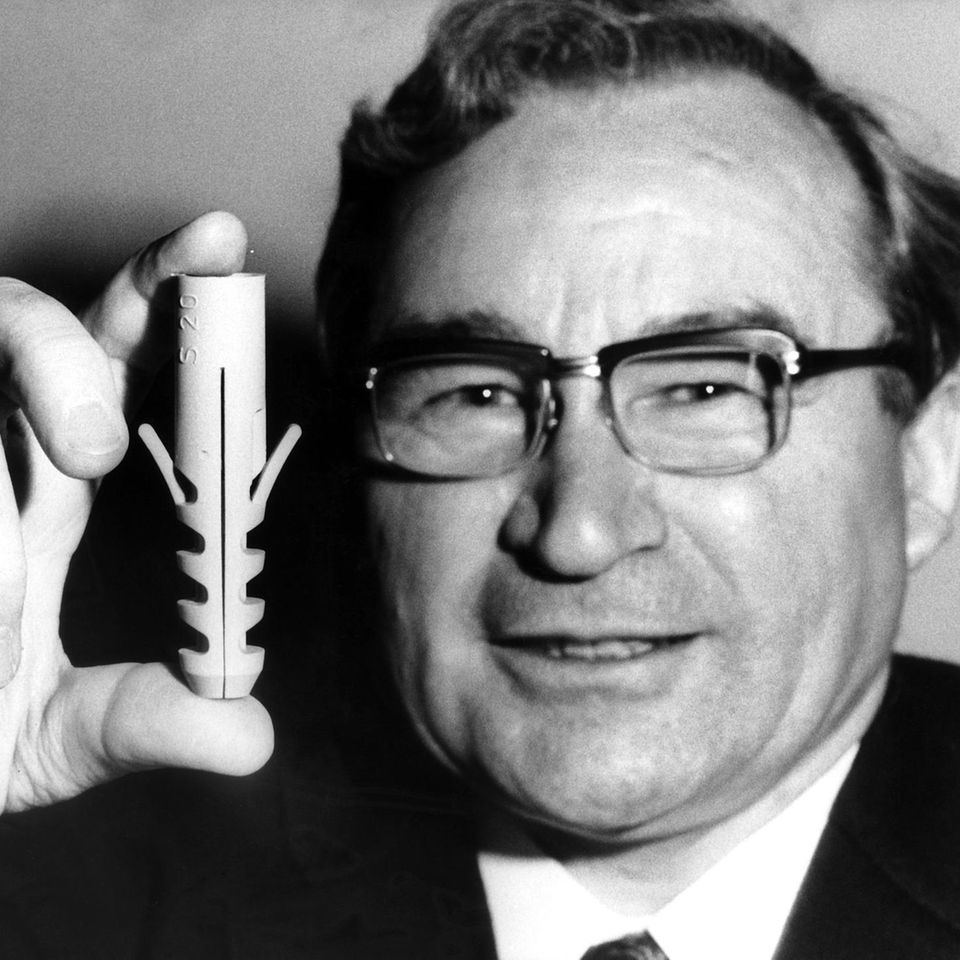 Artur Fischer mit einem von seiner Firma hergestellten Dübel, aufgenommen in den 1960er-Jahren