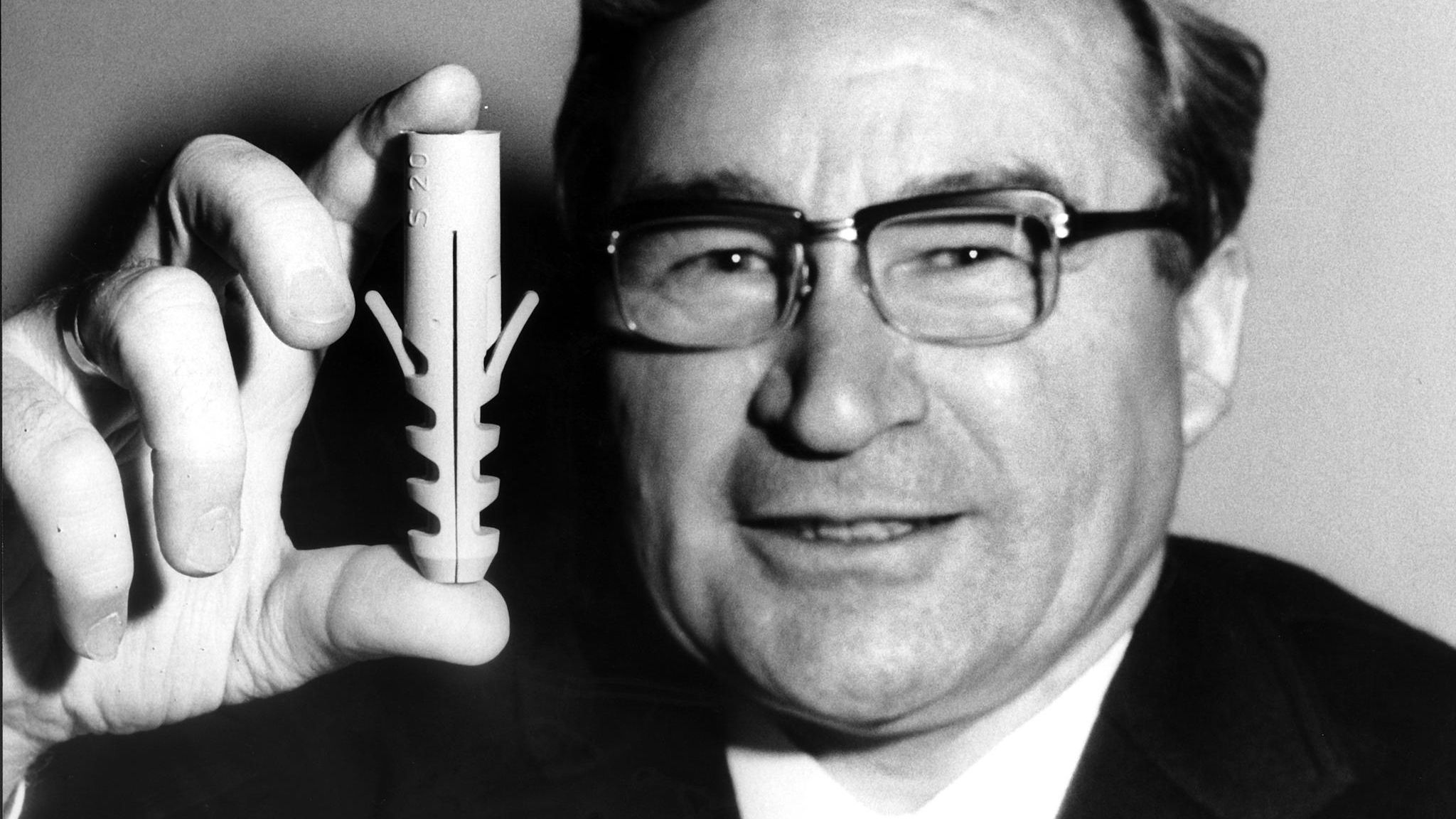 Geniale Erfindung: Artur Fischer mit einem von seiner Firma hergestellten Dübel, aufgenommen in den 1960er-Jahren Artur Fischer mit einem von seiner Firma hergestellten Dübel, aufgenommen in den 1960er-Jahren