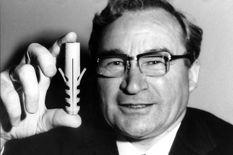 Artur Fischer mit einem von seiner Firma hergestellten Dübel, aufgenommen in den 1960er-Jahren