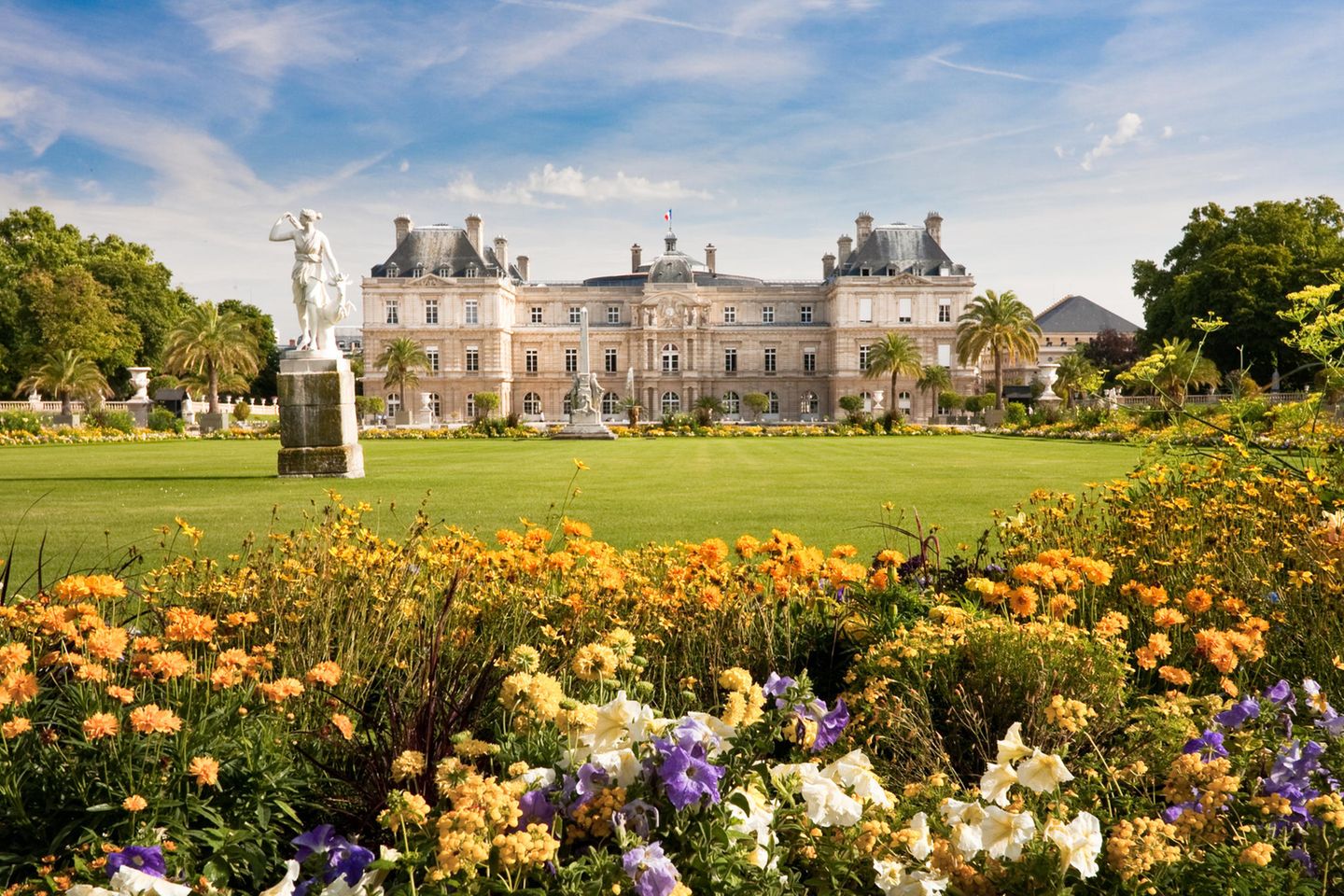 Jardin du Luxembourg: Auf Zeitreise in Paris Jardin du Luxembourg mit Blick auf das Schloss in Paris