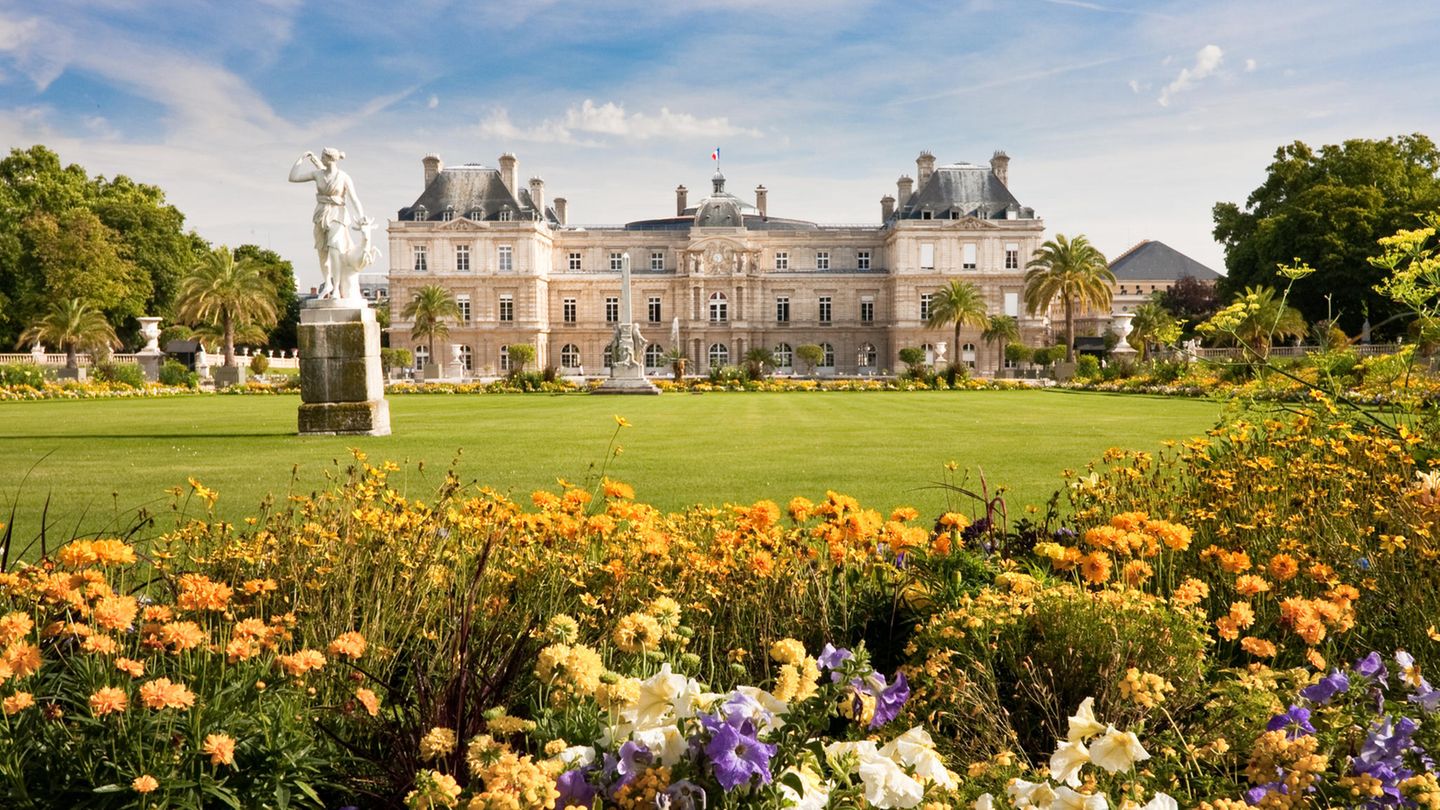 Jardin du Luxembourg: Auf Zeitreise in Paris Jardin du Luxembourg mit Blick auf das Schloss in Paris