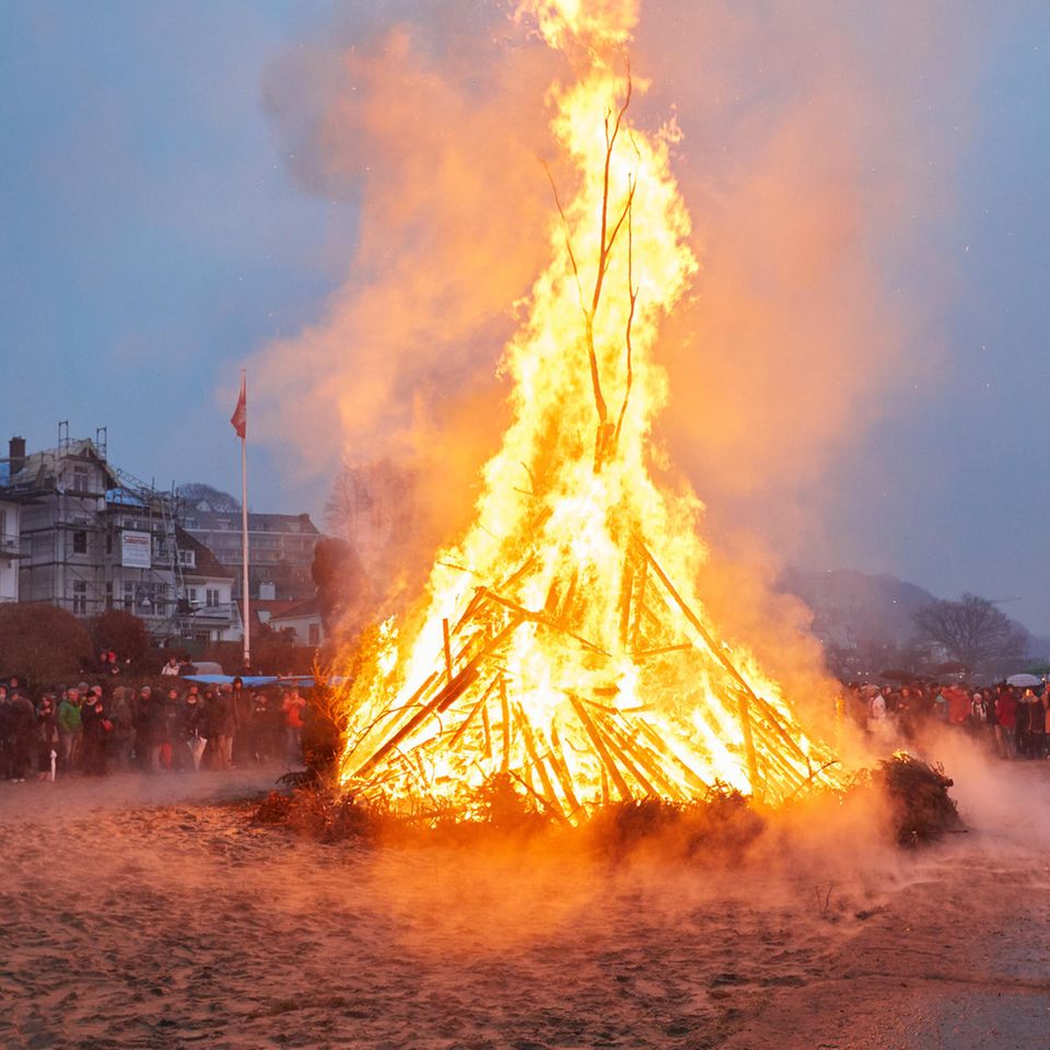 Osterfeuer am Elbstrand in Hamburg-Blankenese
