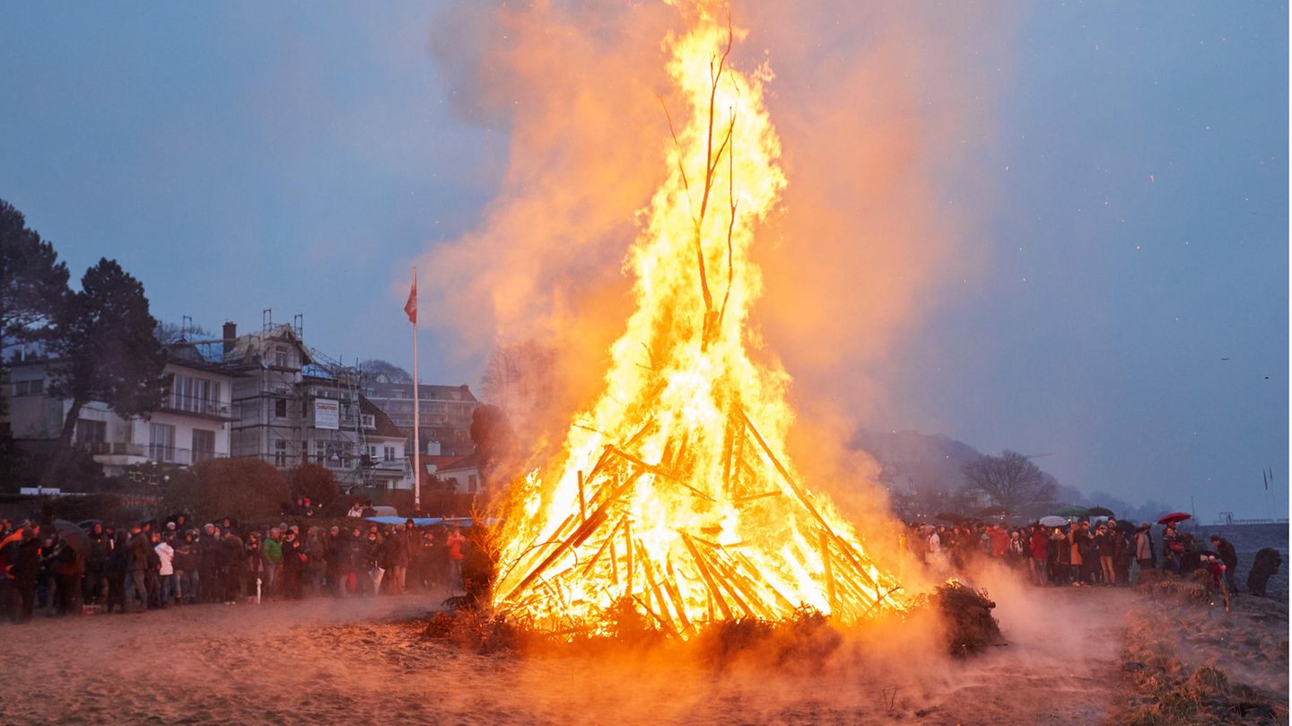Osterfeuer am Elbstrand in Hamburg-Blankenese