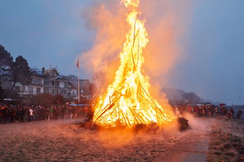 Osterfeuer am Elbstrand in Hamburg-Blankenese