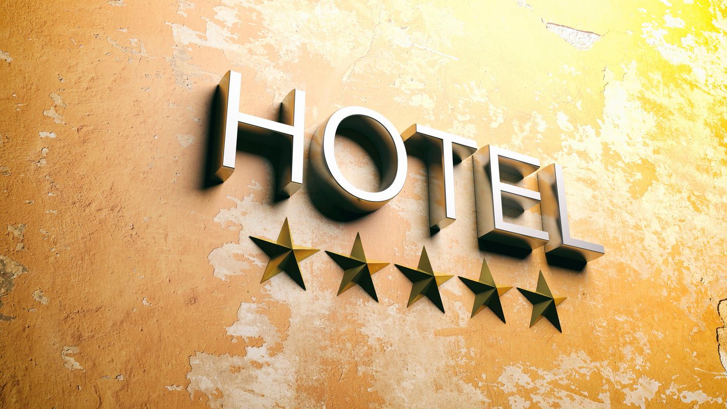 Hotelschrift samt fünf Sternen auf einer mediterran anmutenden Wand
