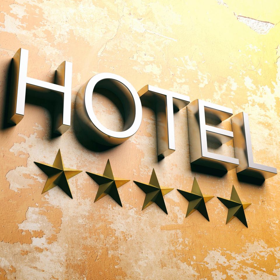 Hotelschrift samt fünf Sternen auf einer mediterran anmutenden Wand