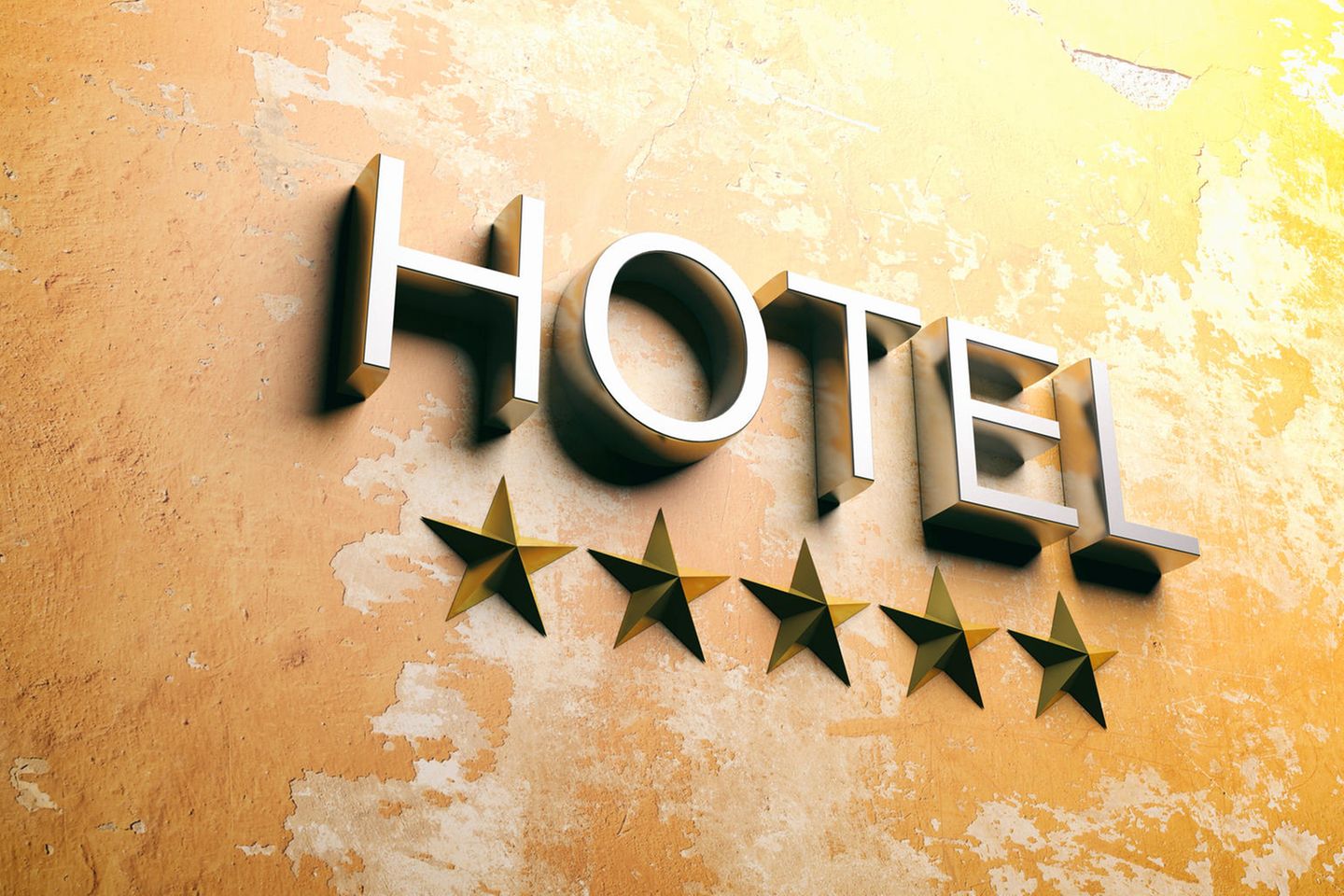 Hotelschrift samt fünf Sternen auf einer mediterran anmutenden Wand