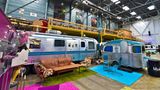 Blick auf den Indoor-Campingplatz. Zwei Silberne Campingwagen in bunter Kulisse
