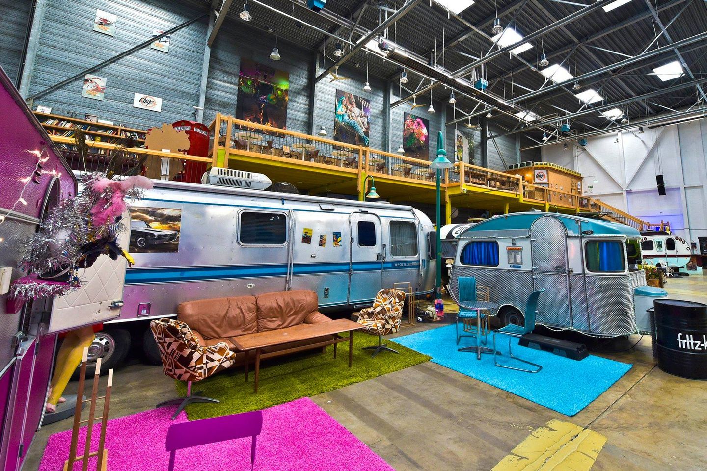 Blick auf den Indoor-Campingplatz. Zwei Silberne Campingwagen in bunter Kulisse