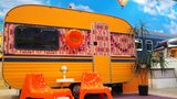 Orangener Campingwagen